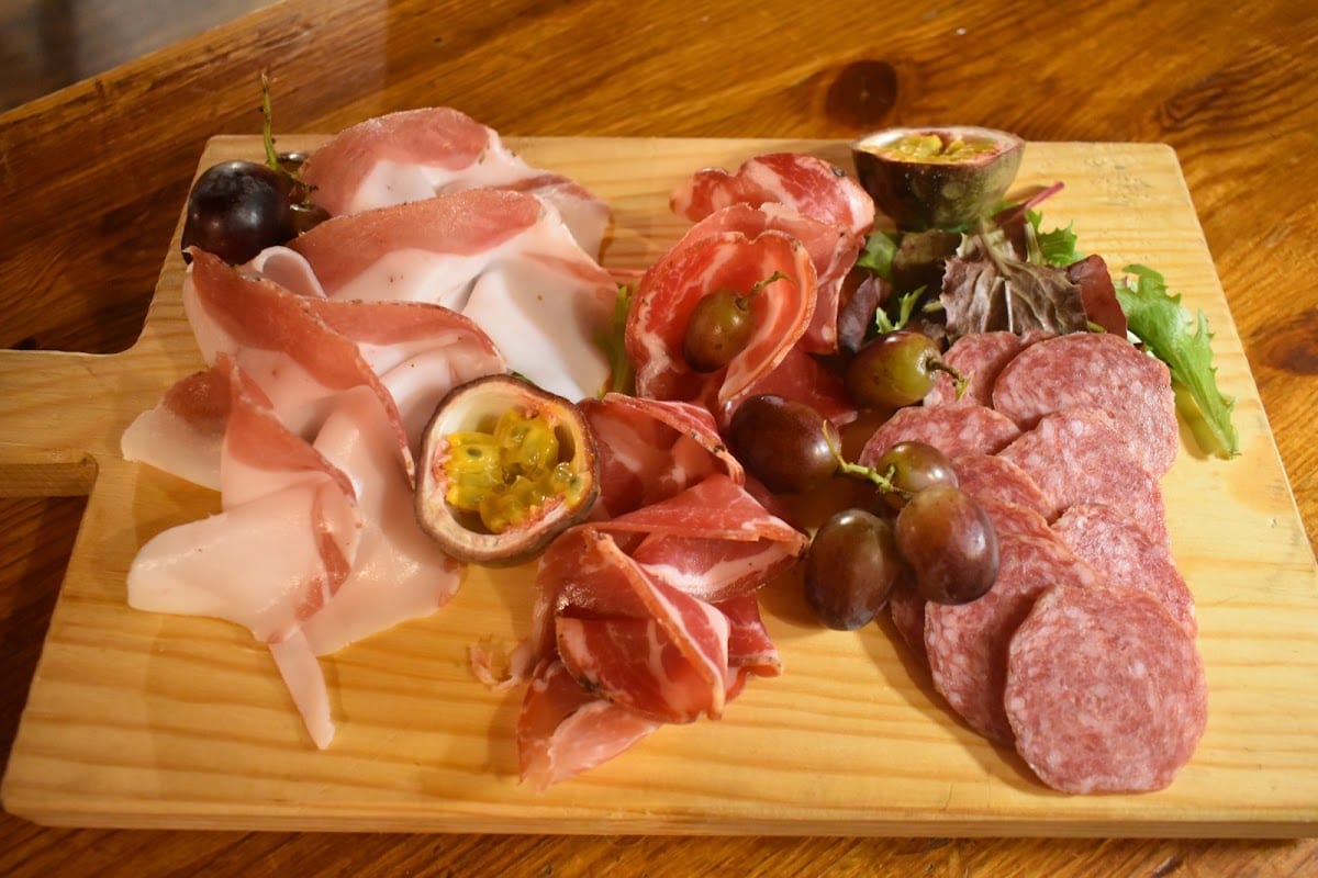 Tagliere di salumi misti e frutta